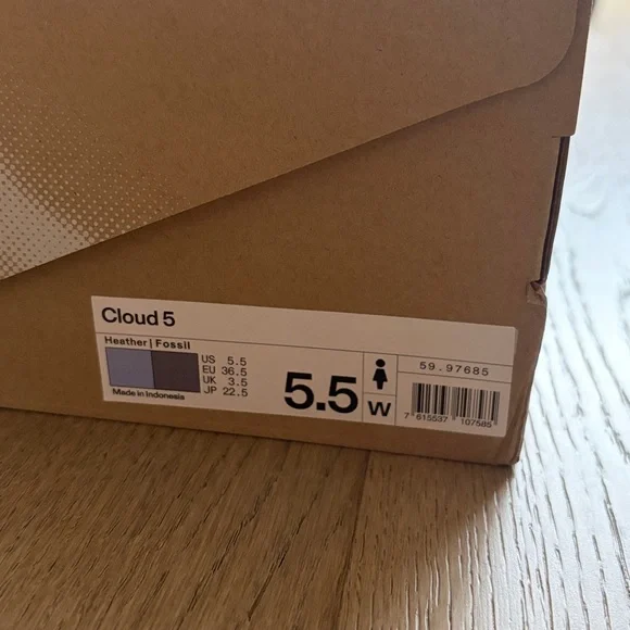 EUC on cloud 5 heather/fossil size 5.5 with original box and extra laces - Picture 2 of 16